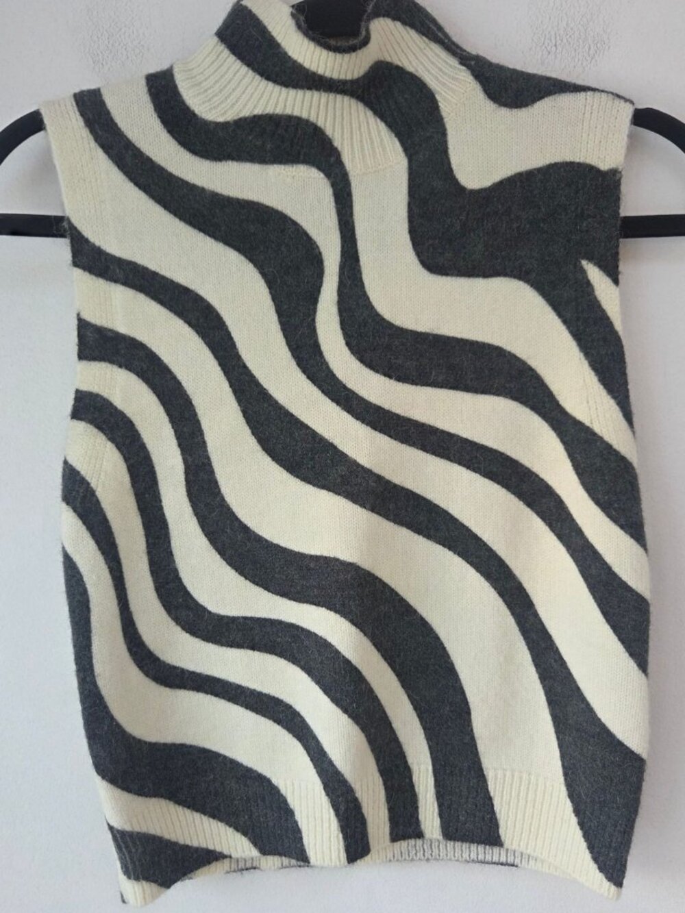 Zara Wool Blend Zebra Print Turtleneck Sleeveless Knit Sweater Vest Women's M